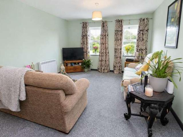 2 bed flat for sale