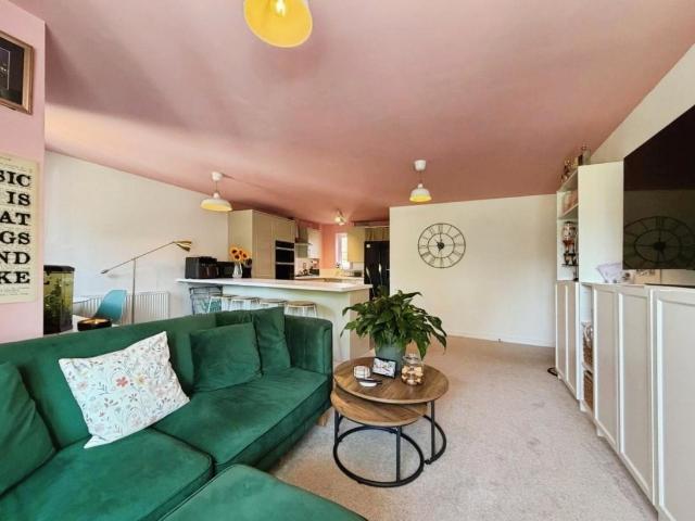 2 bed flat for sale