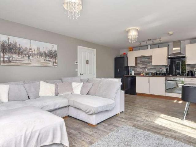 2 bed flat for sale