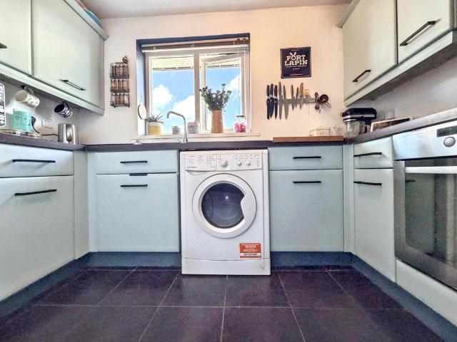 2 bed flat for sale