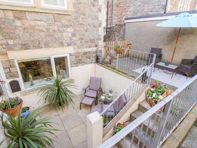 2 bed flat for sale