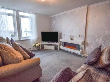 2 bed flat for sale