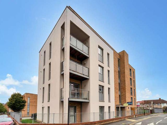2 bed flat for sale