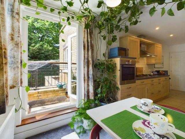 2 bed flat for sale