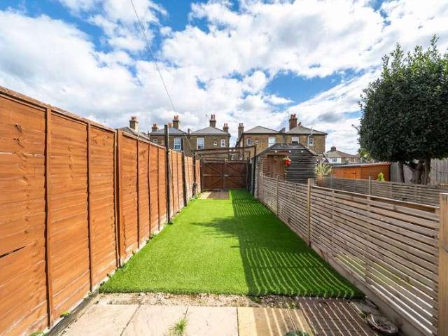 2 bed flat for sale