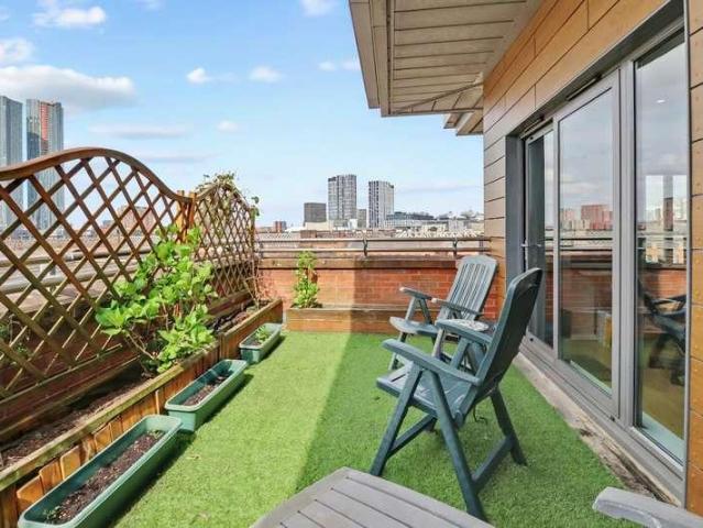 2 bed flat for sale