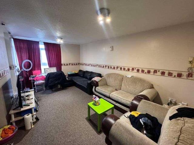 2 bed flat for sale