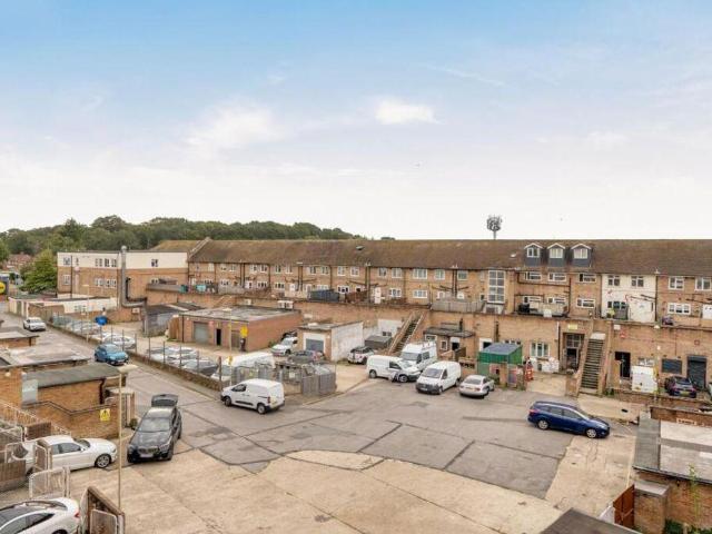 2 bed flat for sale