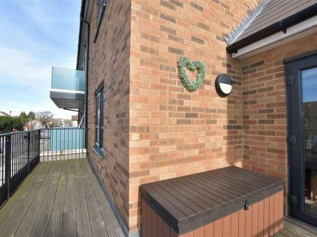 2 bed flat for sale