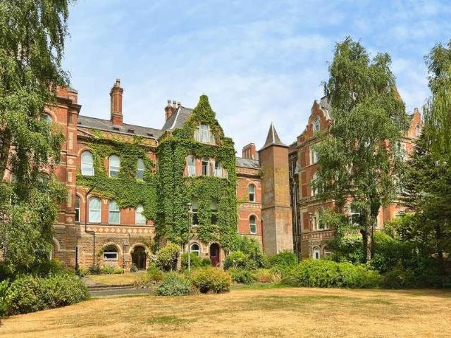 2 bed flat for sale