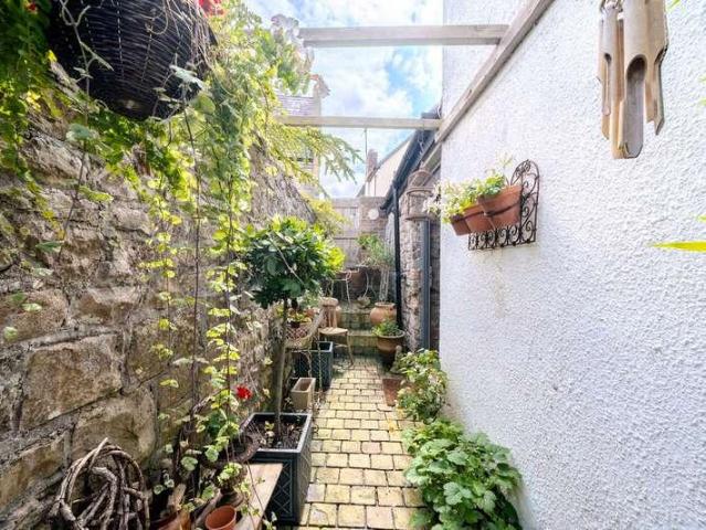 2 bed flat for sale