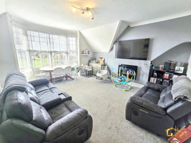 2 bed flat for sale