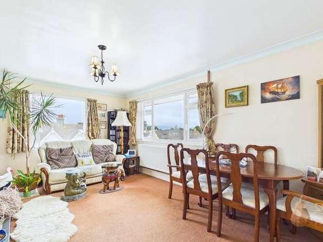 2 bed flat for sale