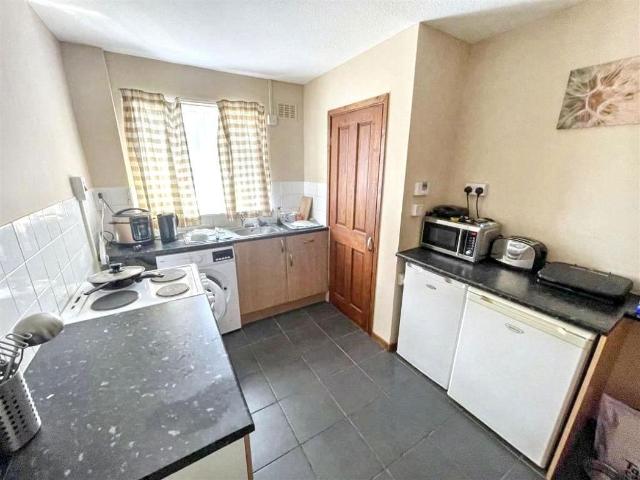 2 bed flat for sale