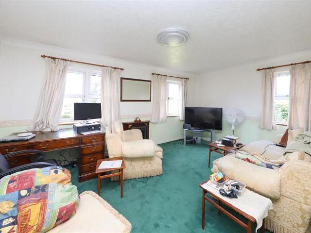 2 bed flat for sale
