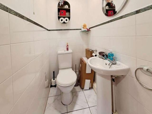 2 bed flat for sale