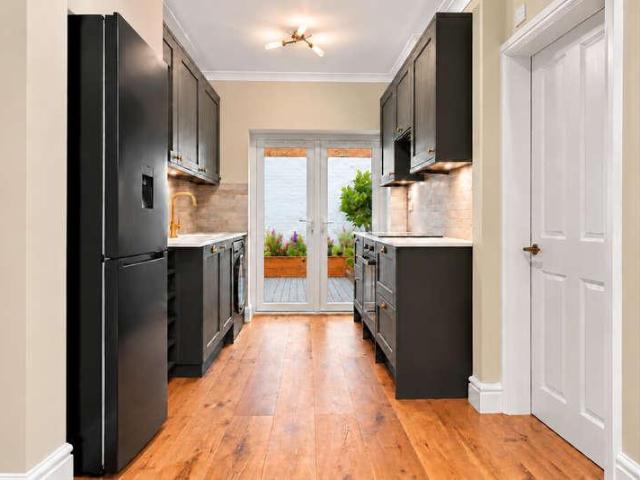 2 bed flat for sale