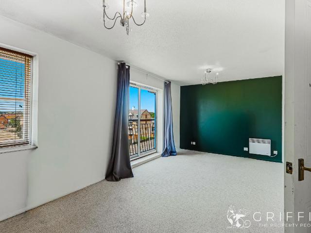 2 bed flat for sale