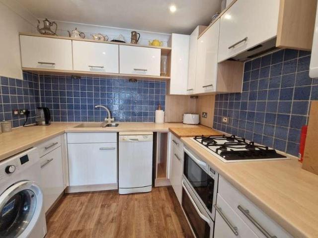 2 bed flat for sale