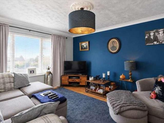 2 bed flat for sale