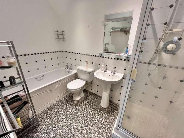 2 bed flat for sale