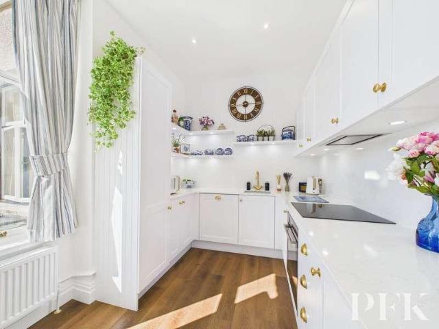 2 bed flat for sale