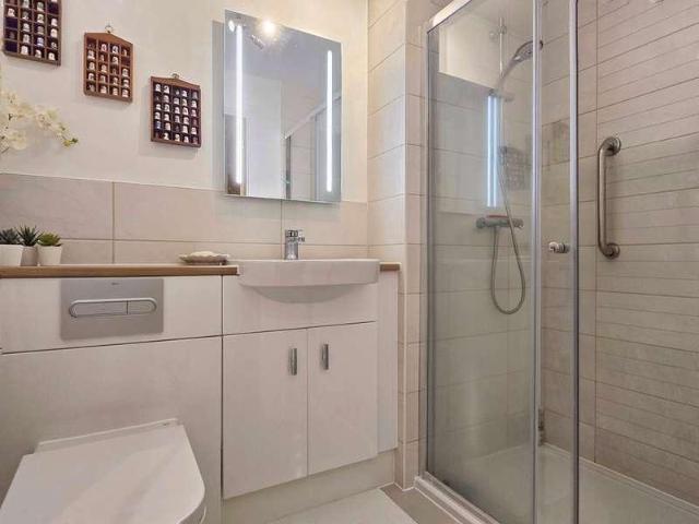 2 bed flat for sale