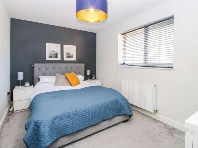 2 bed flat for sale