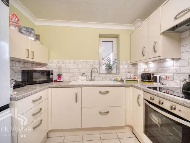2 bed flat for sale