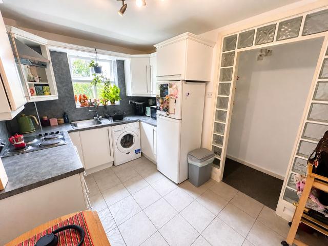 2 bed flat for sale