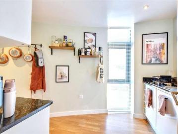 2 bed flat for sale