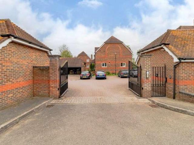 2 bed flat for sale