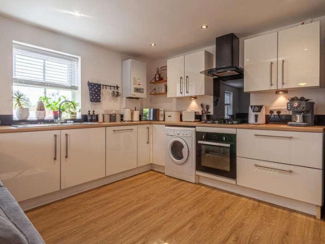 2 bed flat for sale
