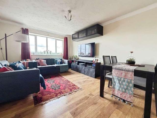 2 bed flat for sale