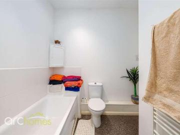 2 bed flat for sale