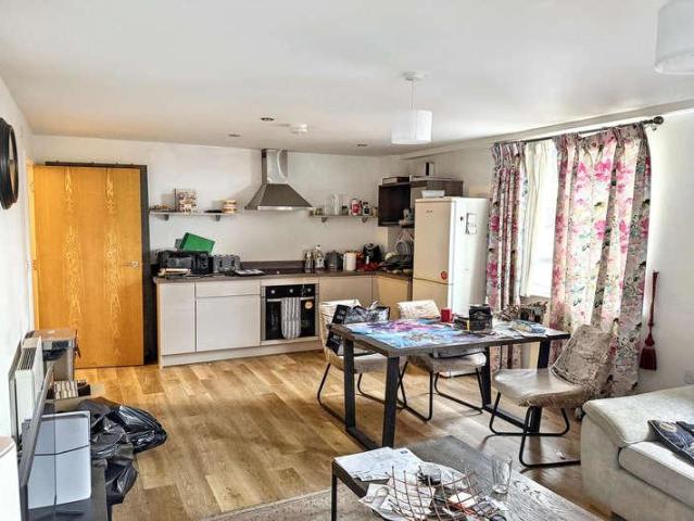 2 bed flat for sale
