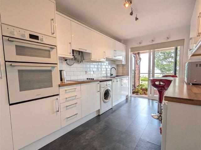 2 bed flat for sale