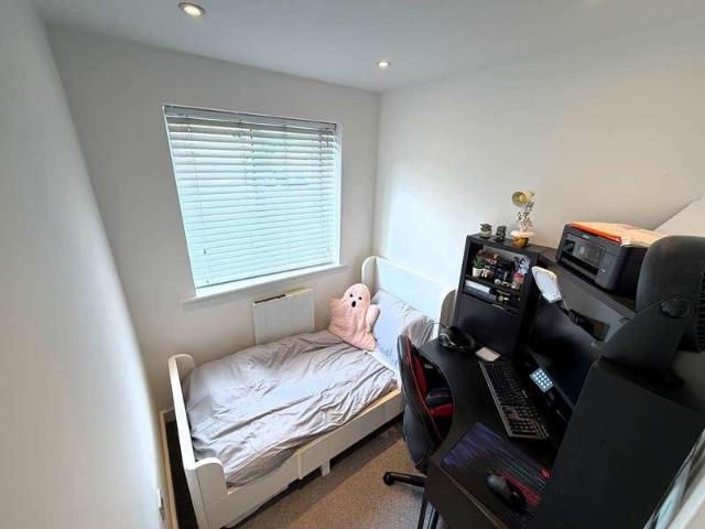2 bed flat for sale