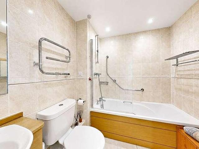 2 bed flat for sale