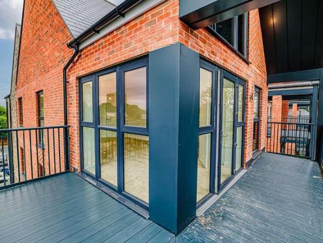 2 bed flat for sale