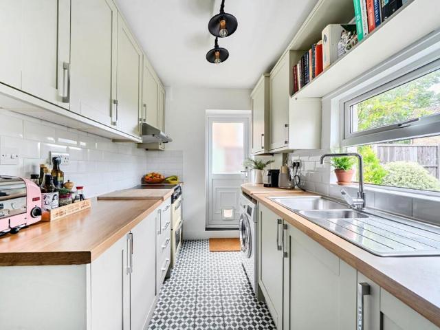 2 bed flat for sale