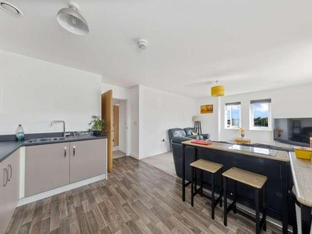 2 bed flat for sale