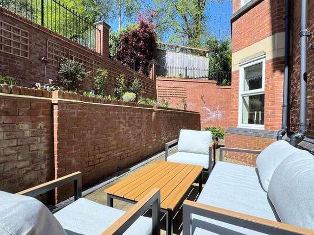 2 bed flat for sale