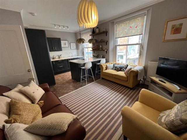 2 bed flat for sale