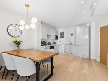 2 bed flat for sale