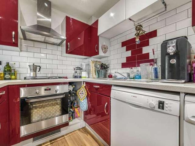2 bed flat for sale