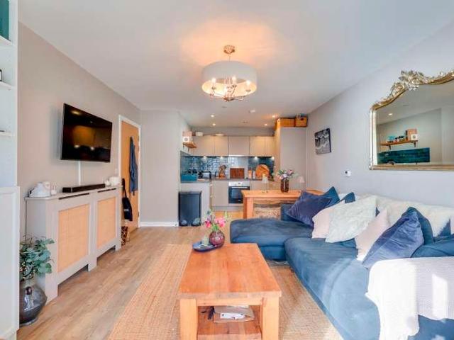 2 bed flat for sale
