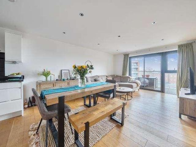 2 bed flat for sale
