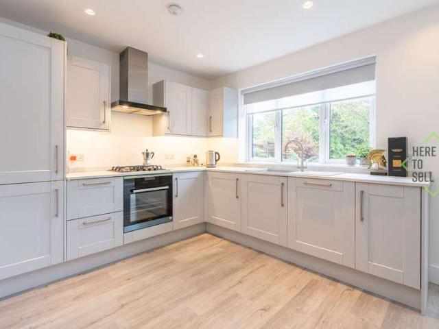 2 bed flat for sale