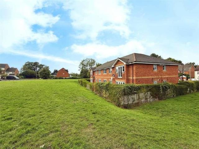2 bed flat for sale